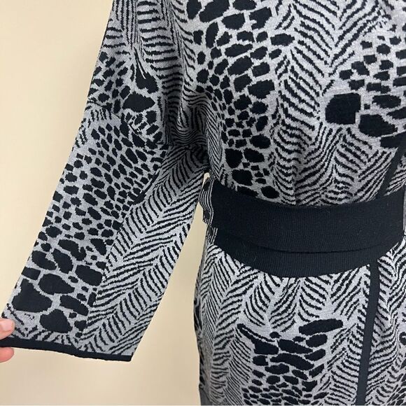 Wool wrap cardigan with belt.    Size S/M - Picture 4 of 7